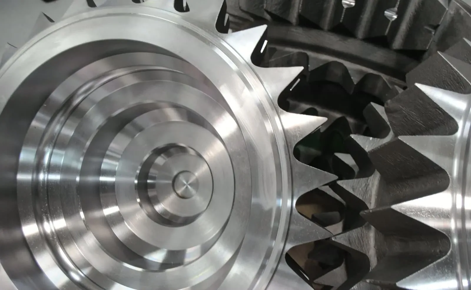 Spiral bevel gears in cast and machined steel